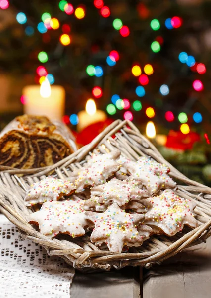 Рождественское пряничное печенье в плетеной корзине. Селективный фокус — стоковое фото