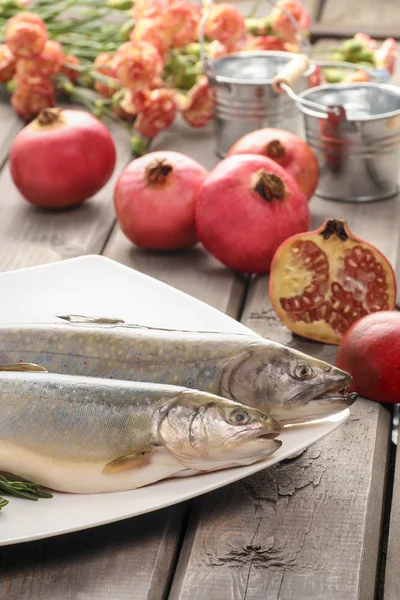 Two raw, fresh rainbow trouts among vegetables. Idea of healthy — Stock Photo, Image