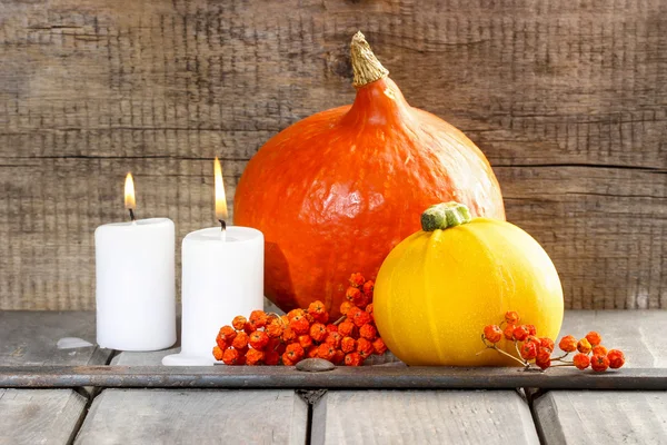 Halloween party decor. Beautiful orange pumpkins on wooden table — Stock Photo, Image