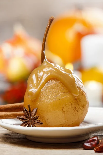Груша с карамельным соусом. Французский десерт — стоковое фото