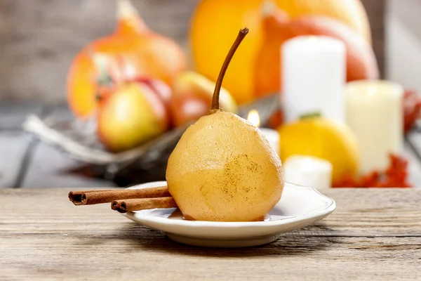 Pêra com molho de caramelo. Sobremesa francesa — Fotografia de Stock