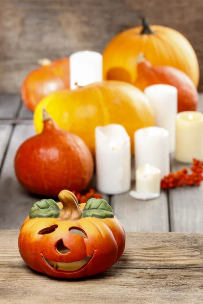 Decoración de fiesta de Halloween. Hermosas calabazas naranjas sobre mesa de madera —  Fotos de Stock