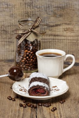 Ahududu beyaz plaka ile İsviçre rulo (nağmeleme)