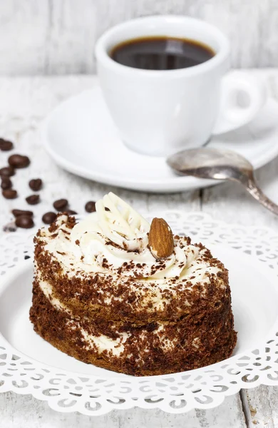 Tarta de tiramisú en plato blanco. Fondo de madera, enfoque selectivo —  Fotos de Stock