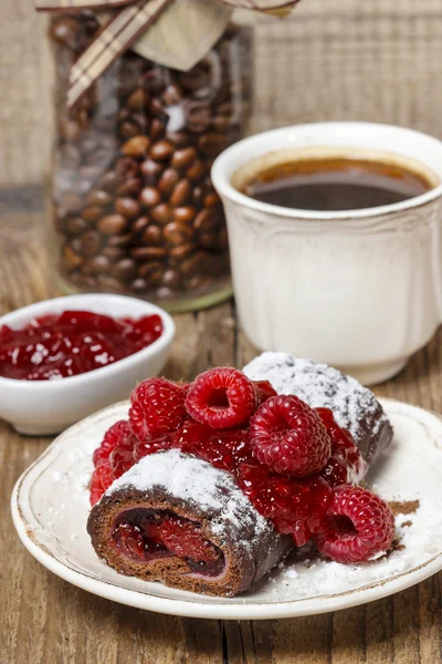Swiss roll (roulade) with raspberries on white plate — Stock Photo, Image
