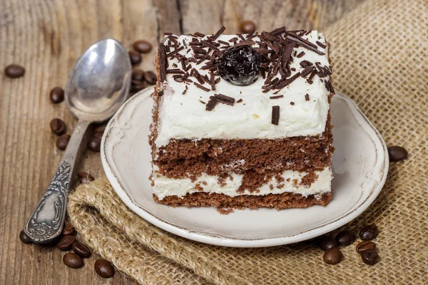 Ciasto czekoladowe i wiśni. kawa wokół drewniane z powrotem — Zdjęcie stockowe