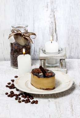 Beyaz tabakta cappucino kek. seçici odak