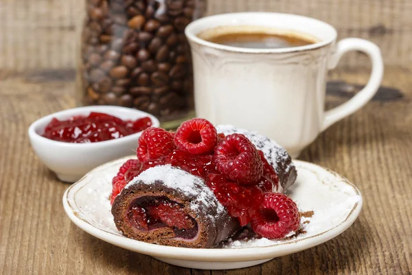 Schweizer Roulade mit Himbeeren auf weißem Teller. — Stockfoto