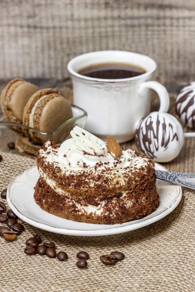 Bolo Tiramisu em guardanapo hessiano. Grãos de café ao redor . — Fotografia de Stock