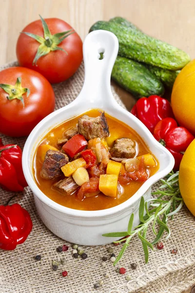 新鮮な野菜や肉とトマトのスープ. — ストック写真