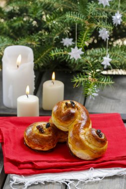 Noel ortamda geleneksel İsveç buns. safran bir topuz