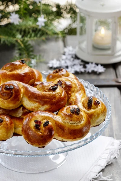 Panini tradizionali svedesi in ambiente natalizio. Un panino allo zafferano — Foto Stock