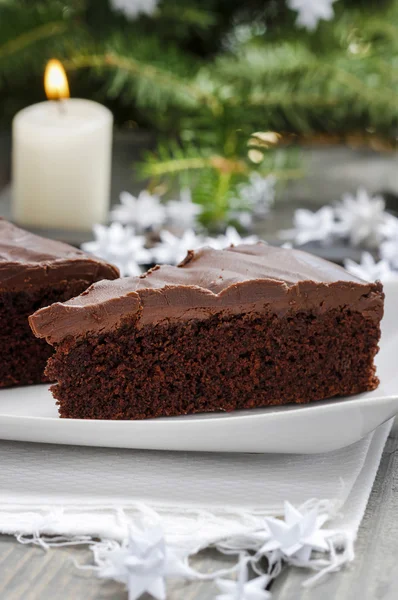 Deense traditionele kerst. Chocolade cake en wit handgemaakte — Stockfoto