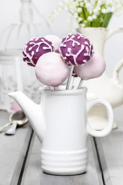 Pastell Cake Pops auf rustikalem grauen Holztisch — Stockfoto