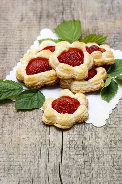 Puff pastry cookies filled with fresh strawberries — Stock Photo, Image