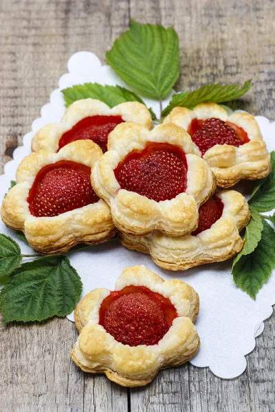 Soubory cookie z listového těsta s čerstvými jahodami — Stock fotografie