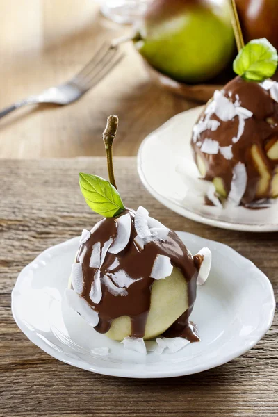 Peren met chocolade saus — Stockfoto