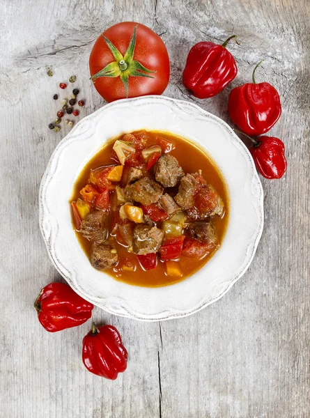 Tomatensuppe mit frischem Gemüse und Fleisch — Stockfoto