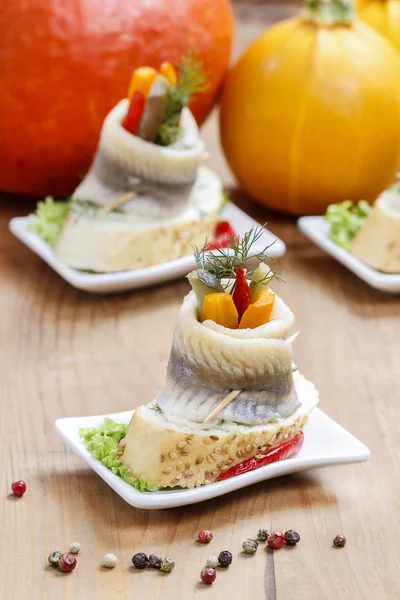 Rollos de arenque en escabeche con verduras —  Fotos de Stock