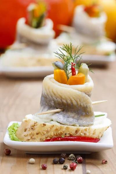 Pickled herring rolls with vegetables — Stock Photo, Image