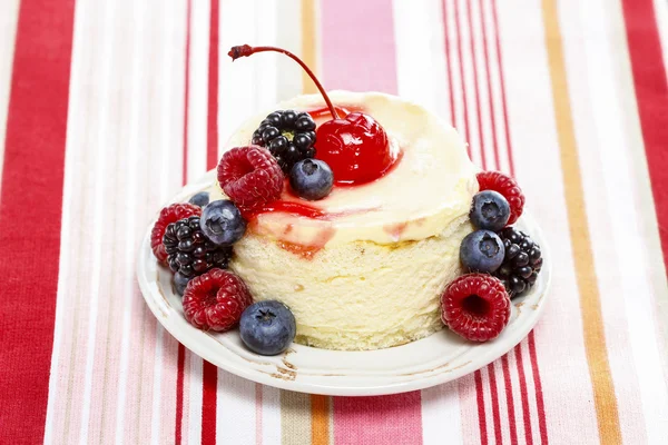 Kulatý dort s čerstvým ovocem — Stock fotografie