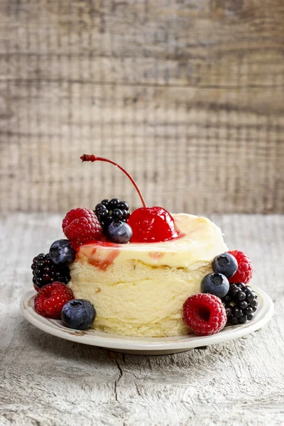 圆形蛋糕与新鲜水果 — 图库照片