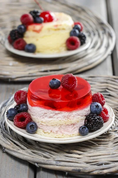 Gâteau rond aux fruits frais — Photo