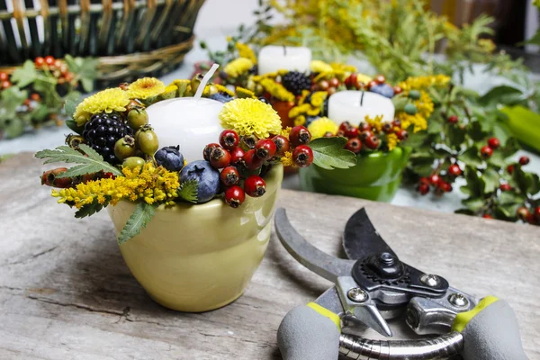 Kerzenständer mit Herbstblumen und anderen Pflanzen dekoriert — Stockfoto
