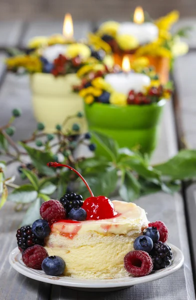 Vanille cake versierd met vers fruit. selectieve aandacht — Stockfoto
