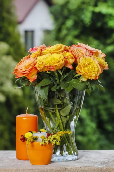 Strauß atemberaubender orangefarbener Rosen in transparenter Glasvase — Stockfoto