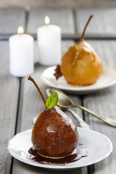 Pêra com molho de chocolate. Sobremesa francesa. Foco seletivo — Fotografia de Stock