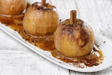 Beyaz tabakta karamel elmalar