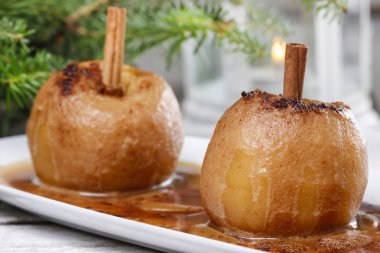 Noel ortamda karamel elmalar