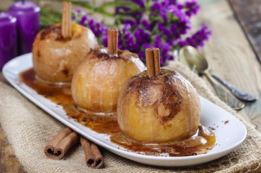 Beyaz tabakta karamel elmalar