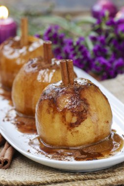 Beyaz tabakta karamel elmalar