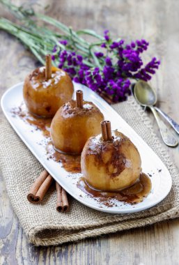 Beyaz tabakta karamel elmalar