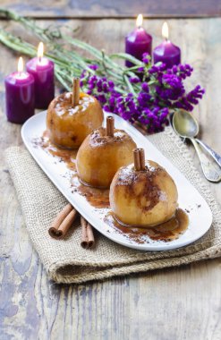 Beyaz tabakta karamel elmalar