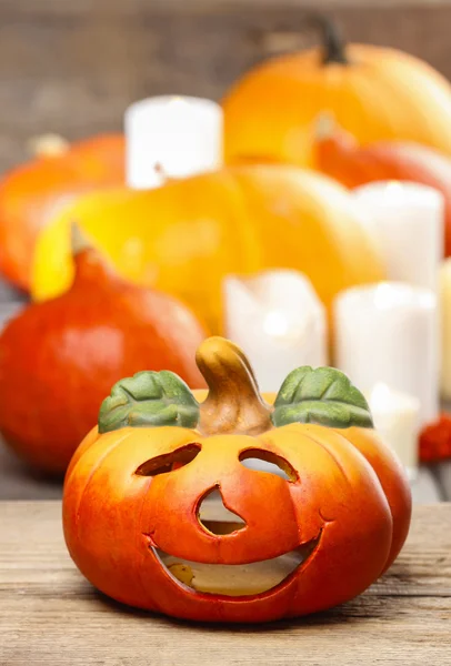 Halloween party decor. Beautiful orange pumpkins on wooden table — Stock Photo, Image