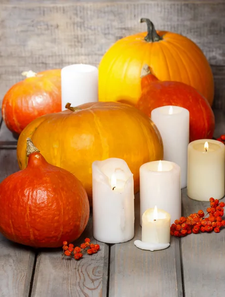 Decoração de festa de Halloween. Belas abóboras de laranja na mesa de madeira — Fotografia de Stock