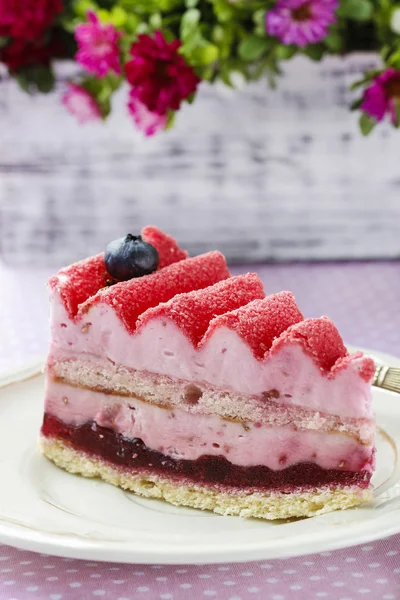 Ροζ στρώμα κέικ διακοσμημένα με φρέσκα φρούτα στο ξύλινο τραπέζι — Φωτογραφία Αρχείου