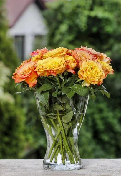 Strauß atemberaubender oranger Rosen auf Holztisch — Stockfoto