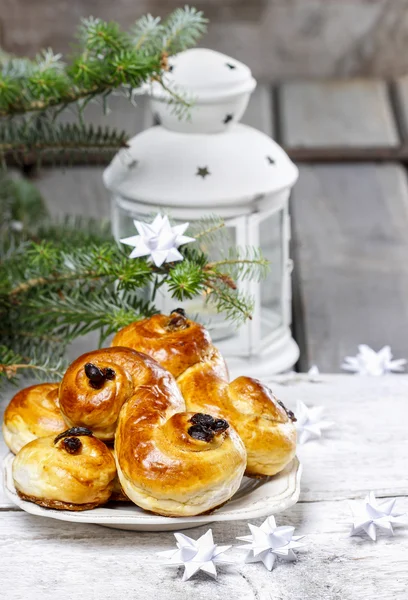 Традиционные шведские булочки в рождественской обстановке. Шафрановая булочка — стоковое фото
