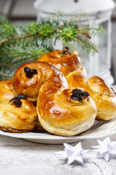 Traditionelle schwedische Brötchen im weihnachtlichen Ambiente. ein Safran-Brötchen — Stockfoto