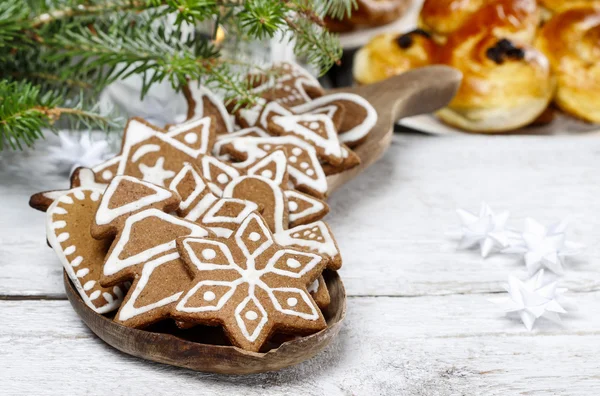 Weihnachtsgebäck auf Holzplatte. Selektiver Fokus — Stockfoto