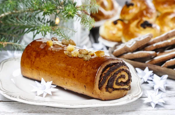 Torta di semi di papavero in ambiente natalizio. Focus selettivo — Foto Stock