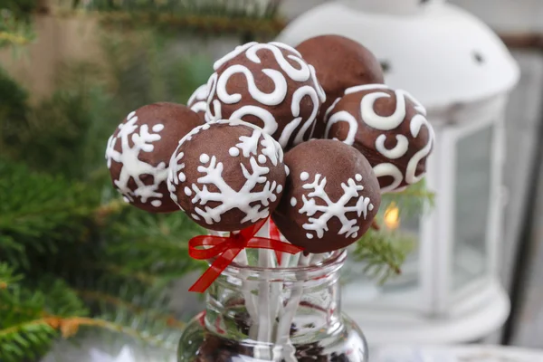 Chocolate cake pops in christmas setting — Stockfoto