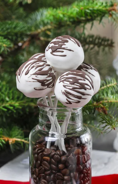 Chocolate cake pops in christmas setting — Stockfoto