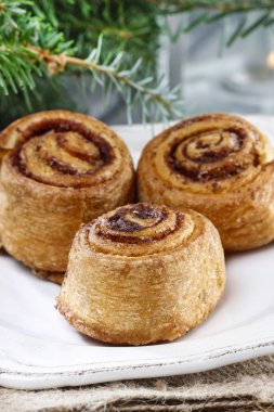 Noel arifesi masanın üzerine tarçın rulo