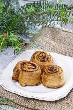 Noel arifesi masanın üzerine tarçın rulo