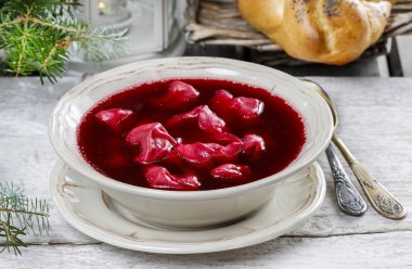 kırmızı pancar borsch Lehçe köfte uszka ile